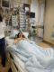 Eine Besucherin liegt in einem Krankenbett. Foto Wien KAV, Schule SZO