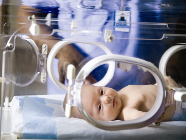 Baby auf der Neugeborenen-Intensivstation; Foto: Getty Images